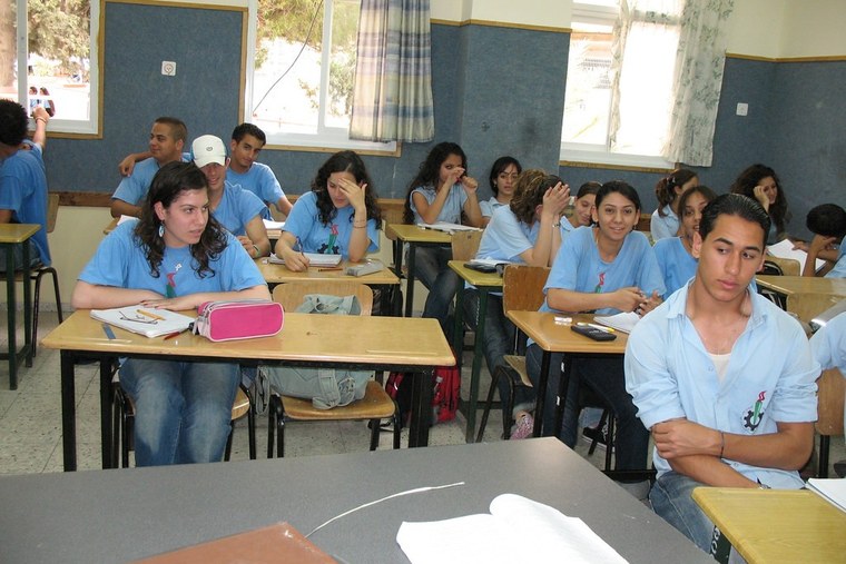 תלמידים כותבים ולומדים בכיתה
