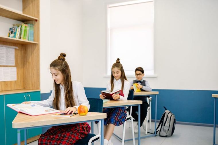 תלמידה כותבת במחברת בכיתה